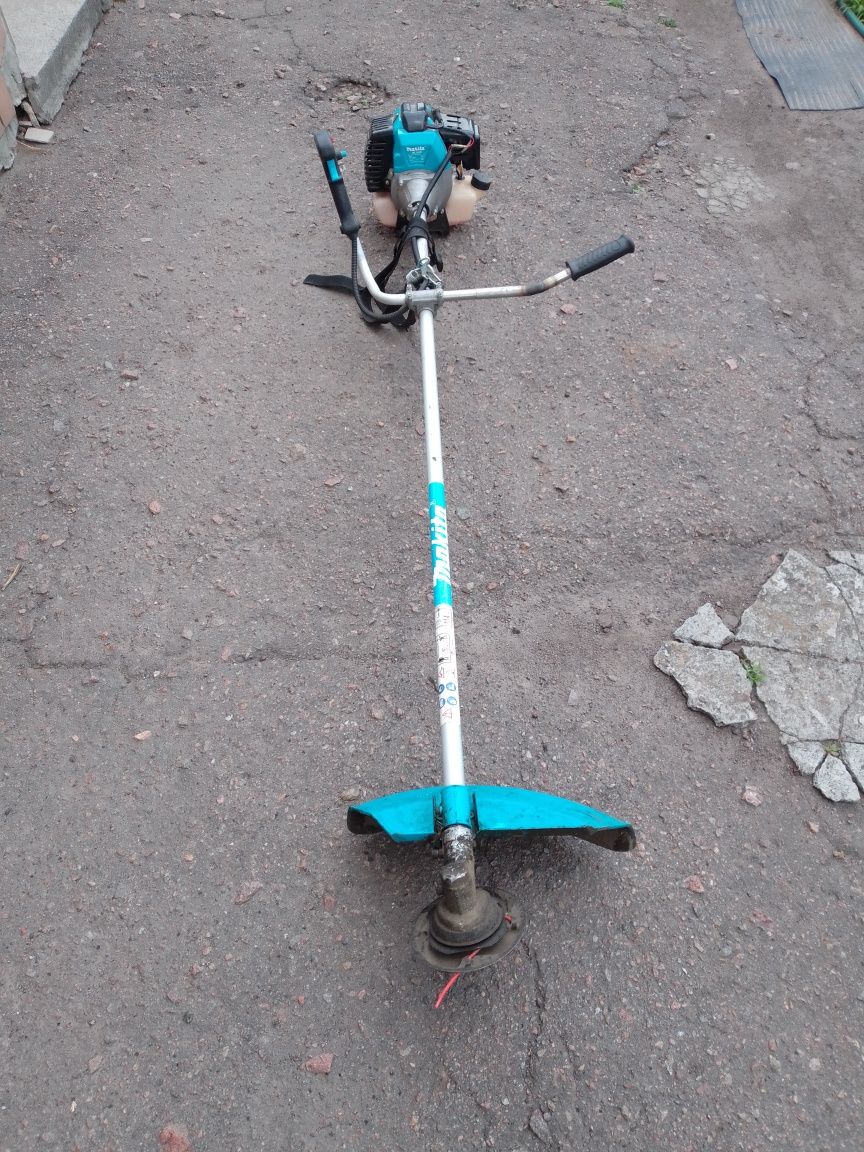 Продам бензокоса Макита.