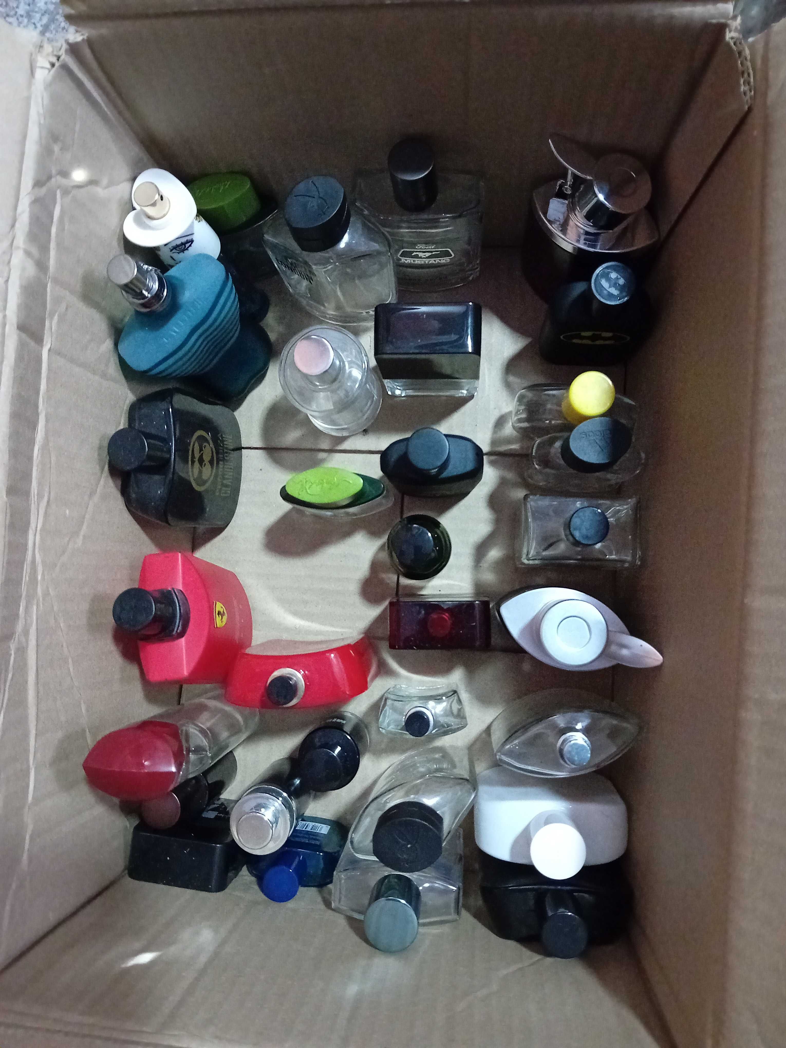 Frascos de perfumes vazios