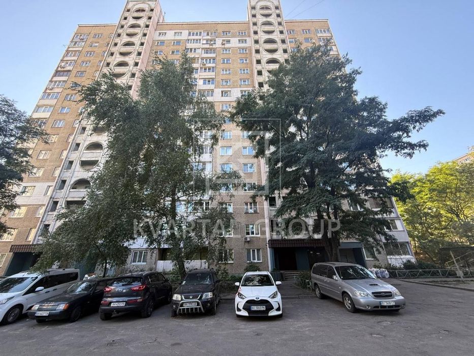 Продаж 2 к. квартири з ремонтом на середньому поверсі!
