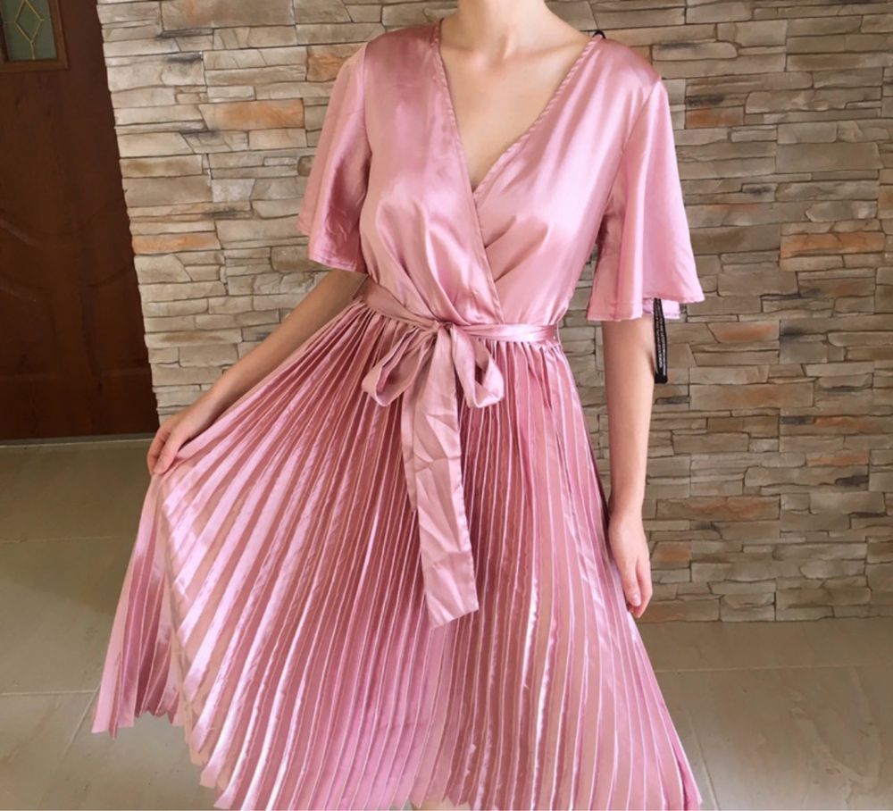 Satynowa różowa sukienka plisowana midi   L 40 m 38 boohoo