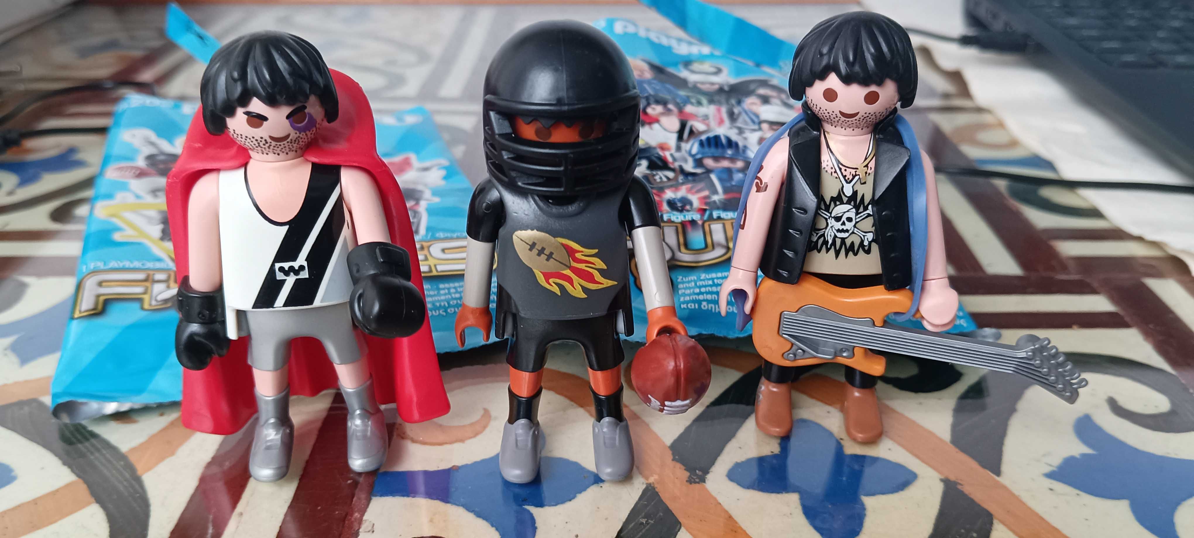 Três figuras mistério da PLAYMOBIL boxer, guitarra rock, futebol