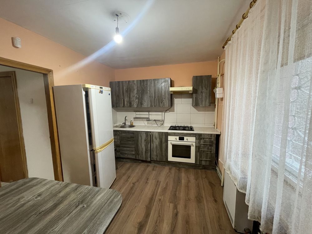 Продам 1-кімнатну квартиру, 40 м², перший поверх, з ремонтом і меблями