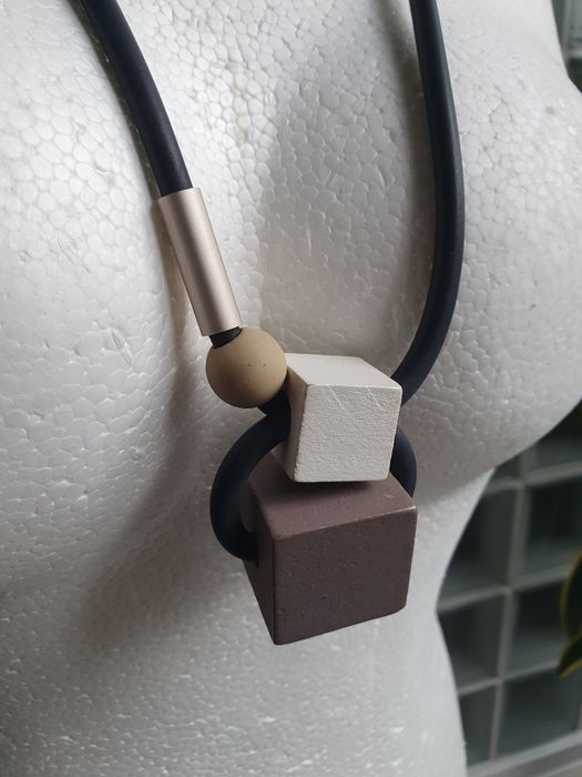 Długi naszyjnik na gumie