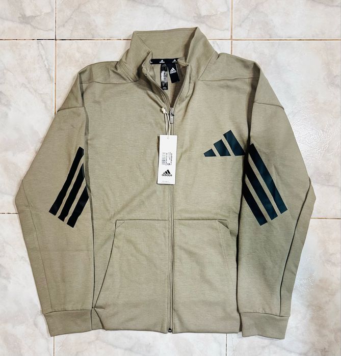 Костюм Adidas.