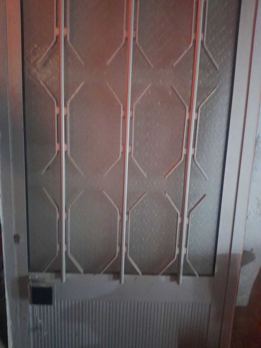 Porta em alumínio com grades e vidro fosco. Medidas: 2,05* 1,50.