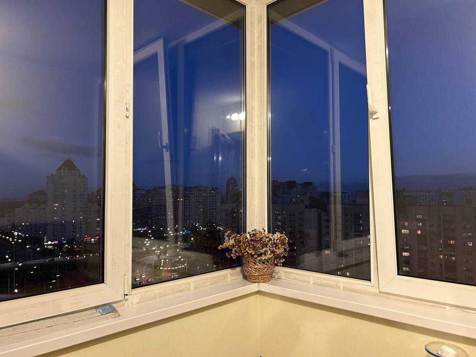 Продам видову трикімнатну квартиру Київ Левка Лук'яненка 29 Оболонь