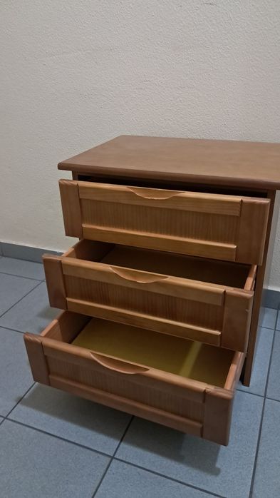 Mesa de Cabeceira com 3 Gavetas COMO NOVA