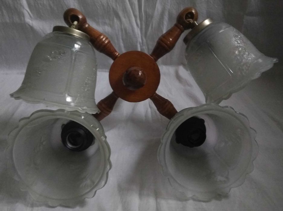 Люстра деревянная лакированная