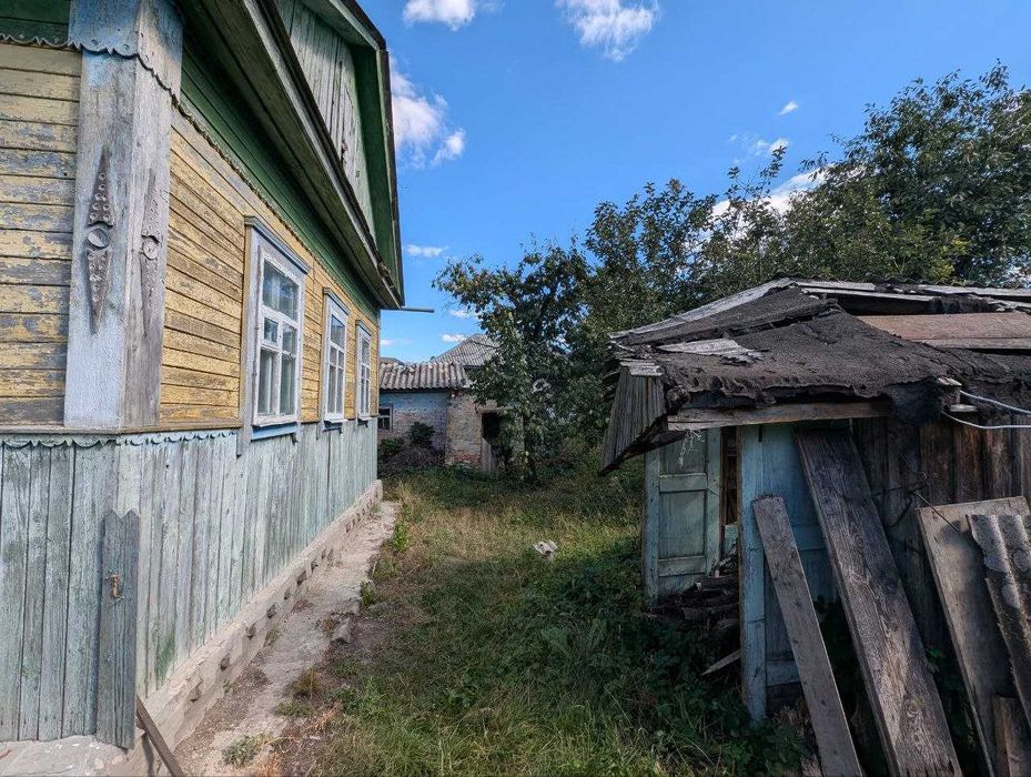 Будинок з садком, городом та земельною ділянкою біля Ніжина