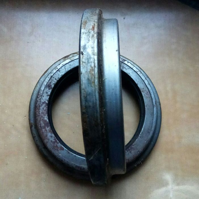 Фаркоп. Масляний радитор Зил.Сальник ступицы зил. Фонари грузовых разн