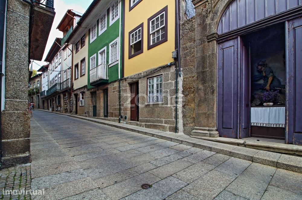 Prédio remodelado em zona património da Unesco de Guimarães