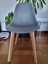 Cadeira estilo moderno nunca usada - modelo de exposição em montra