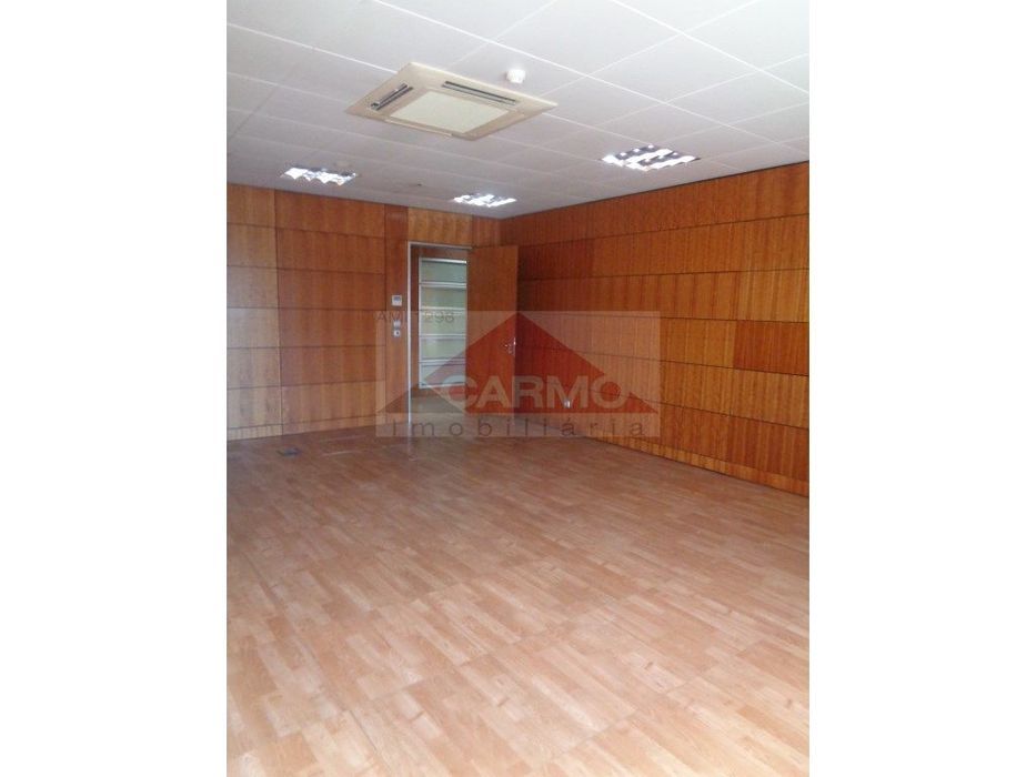 Escritórios para Arrendamento com 2 Pisos.