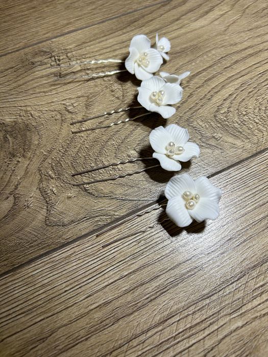 Białe ceramiczne kwiaty ślubne do włosów