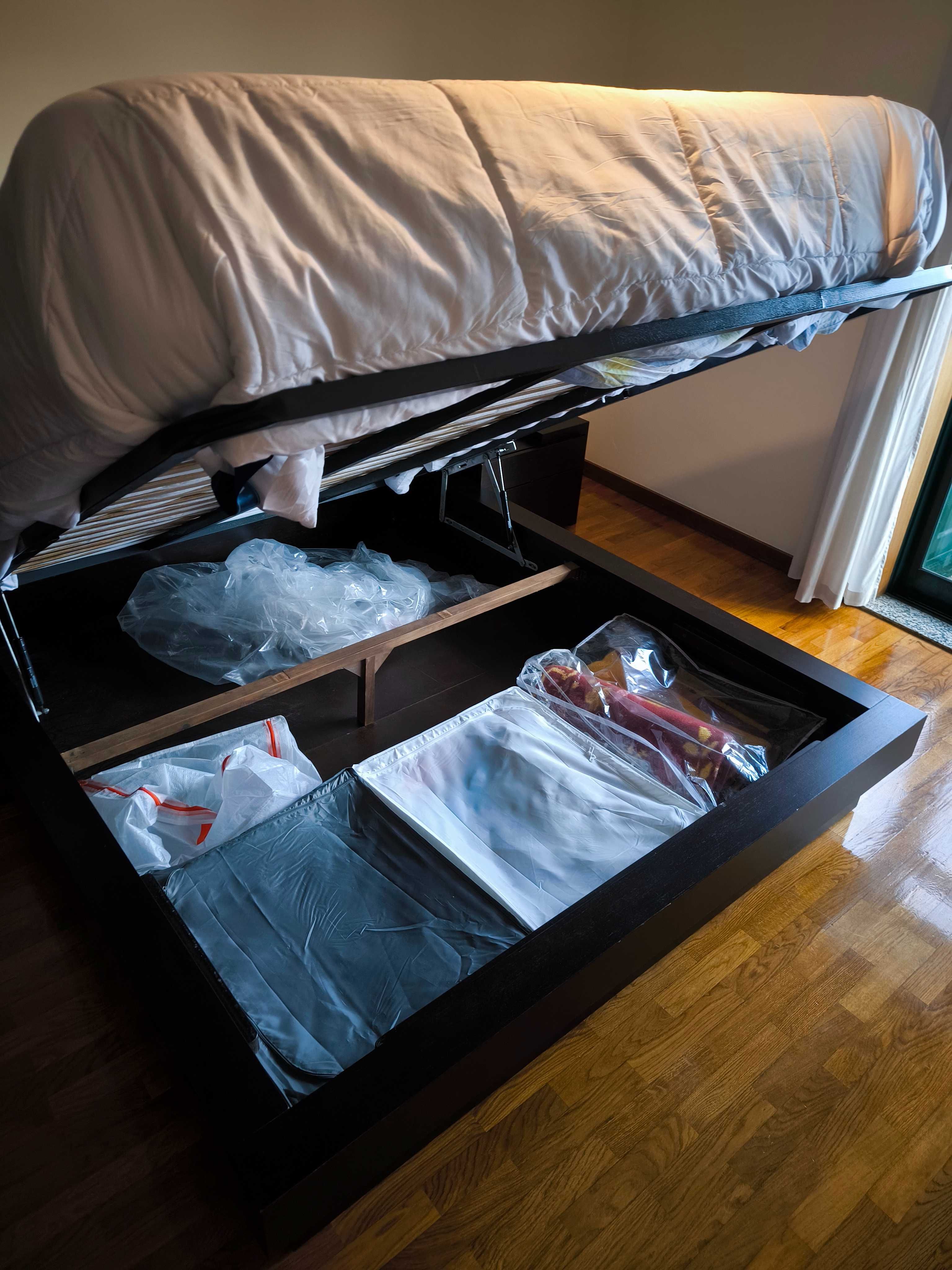 Cama de casal 200x160 com muita arrumação e mesinhas cabeceira