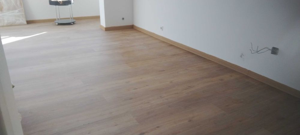 Colocação de chão flutuante e de vinil