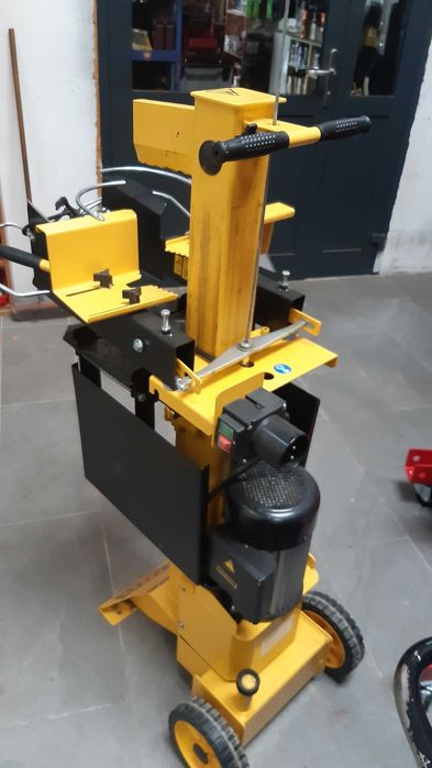 Wynajem wypożyczenie Łuparki do drewna łuparka 7T 230V pionowa rębak