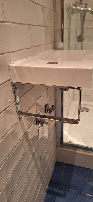 Mała, prawie nowa, umywalka łazienkowa ze stalowymi wspornikami