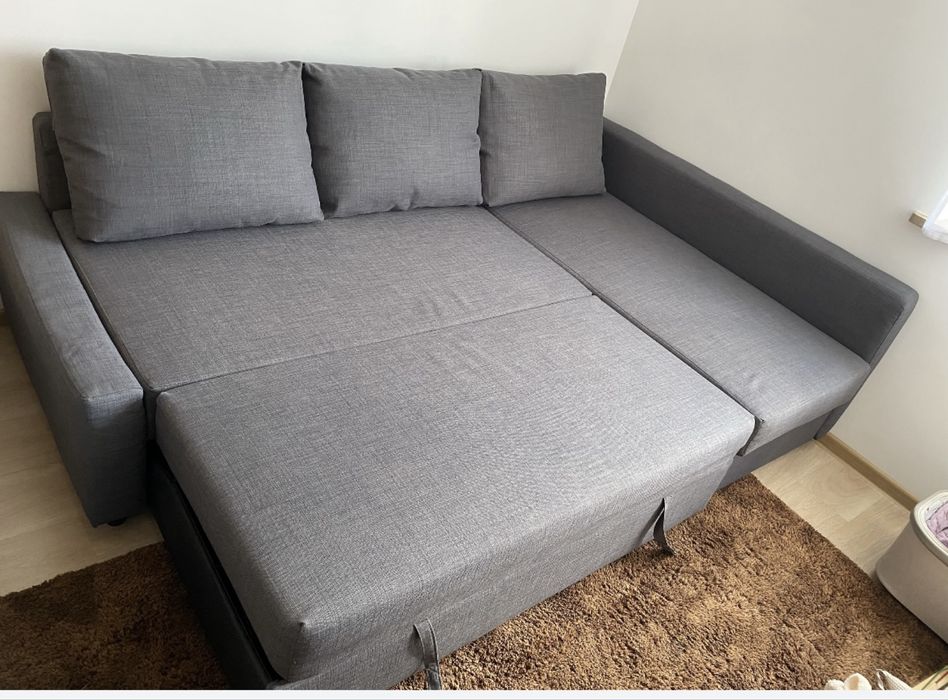 Szara sofa narożna z funkcją spania i pojemnikiem Ikea Friheten