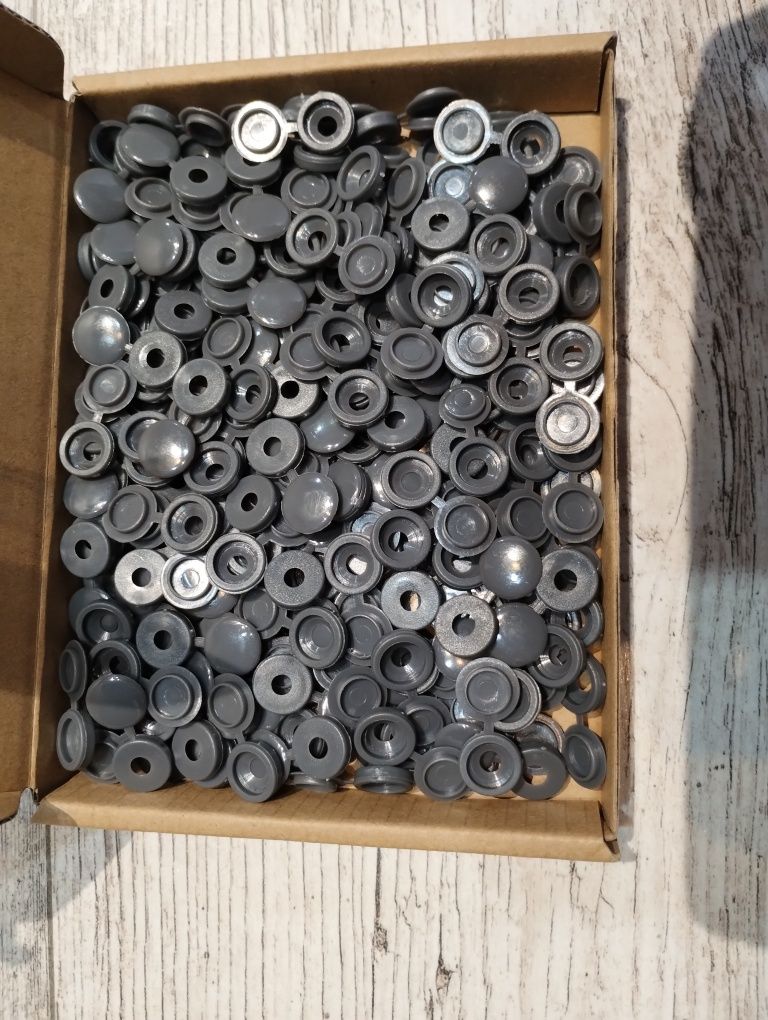 Plastikowa pokrywa z zawiasami do dekoracji