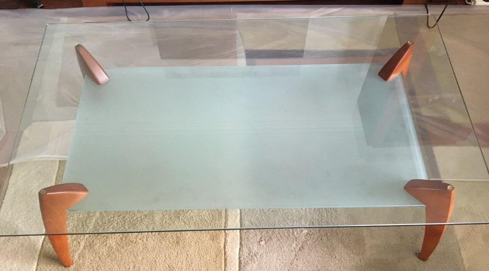 Mesa de centro com tampo em vidro