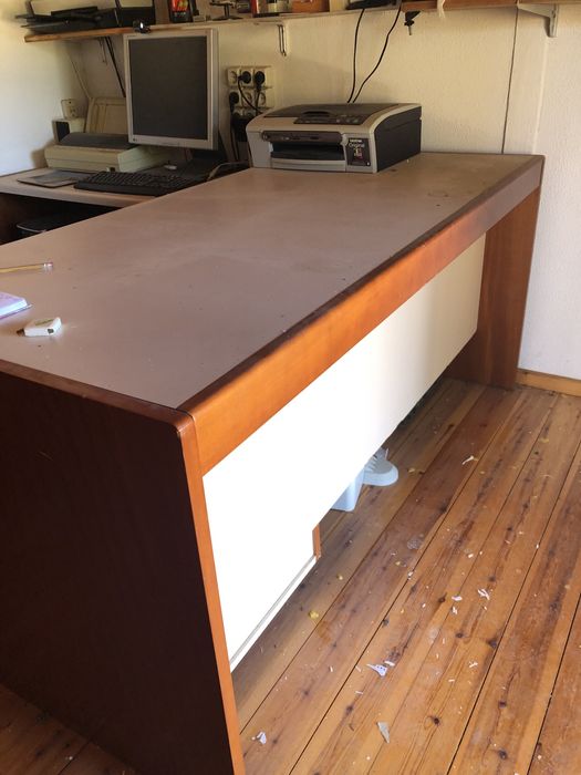 Secretaria  em madeira  em formato de L