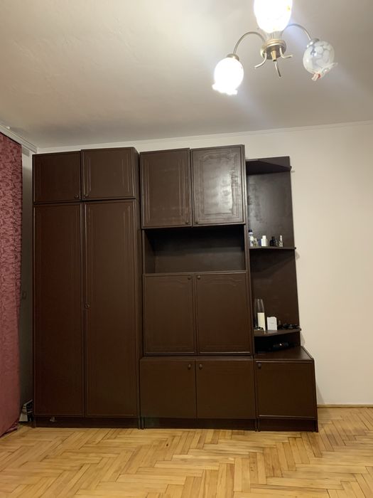 Стильна та містка шафа для спальні чи вітальні