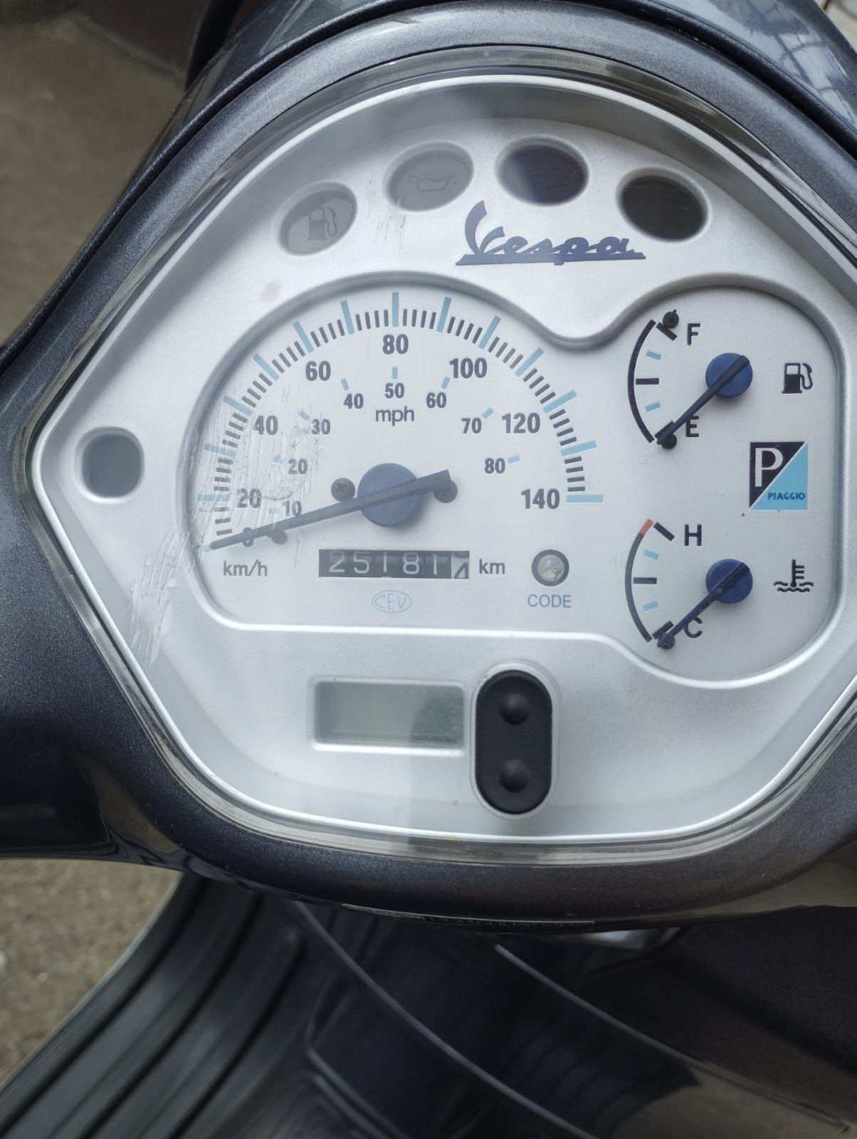 Piaggio Vespa Grandturismo 200/125 srebrna 2003 r.