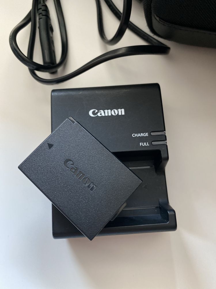 Canon DSLR 2000D com objetiva 18-55mm, bateria, carregador e mala