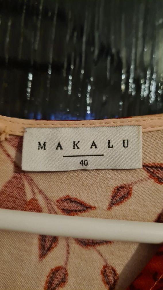 Elegancka sukienka w czerwone kwiaty, z paskiem. Rozmiar 40. Makalu