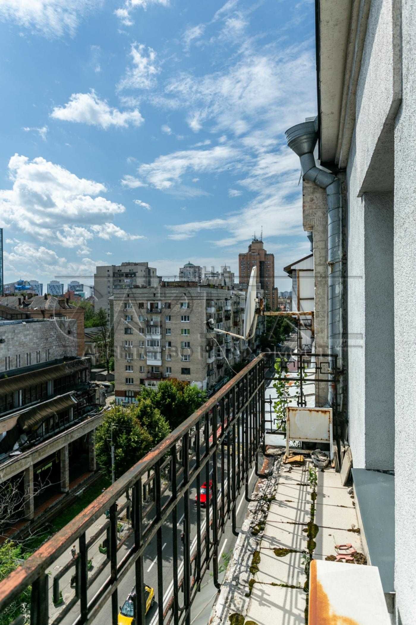 Продаж дворівневої квартири в центрі Києва, вул. Січових Стрільців, 40