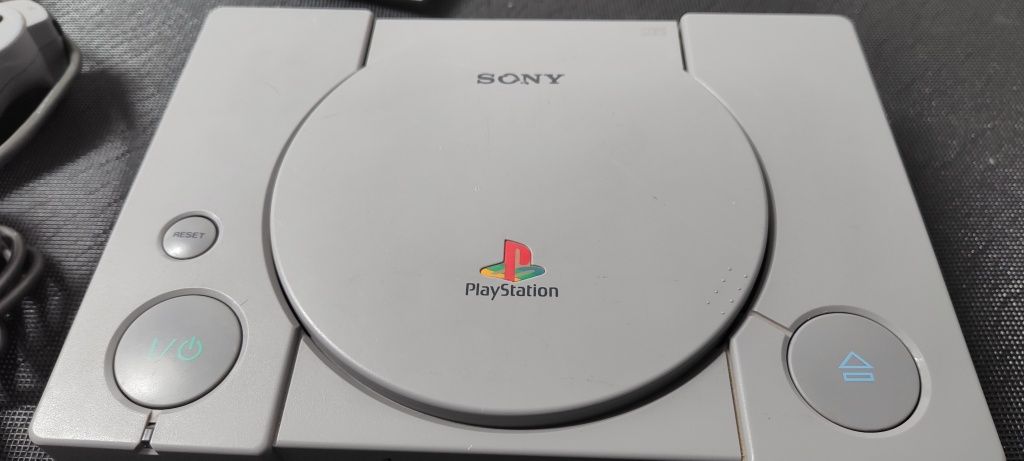 Sony PlayStation 1 z pudełkiem nie z tego modelu.