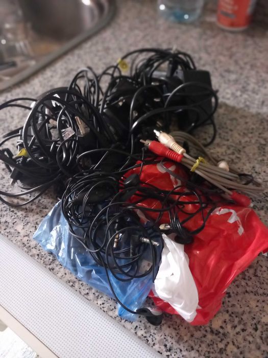 Carregadores de telemóvel  e outro material