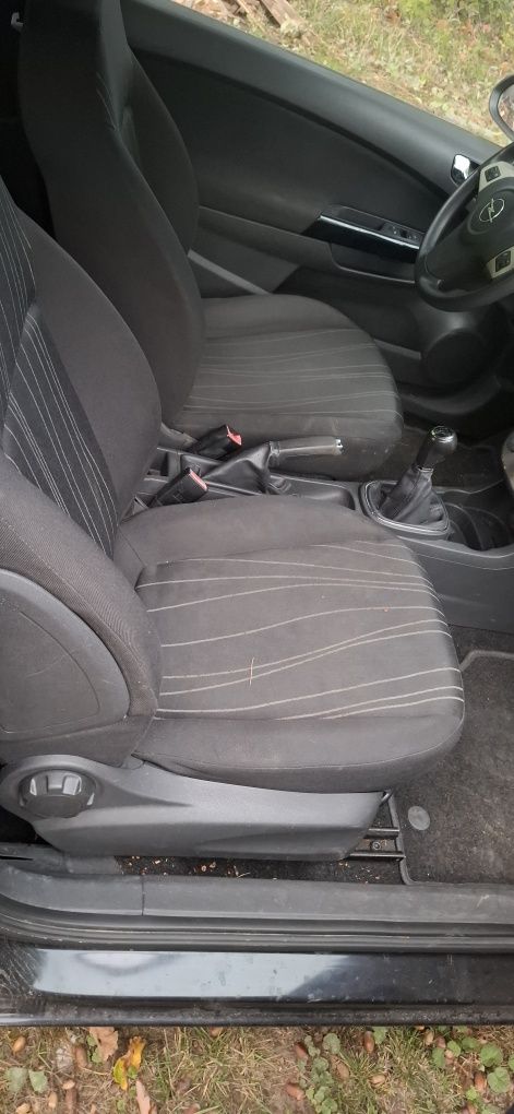Corsa D  3drzwi 1.2 bezyna z klima cały na cześci