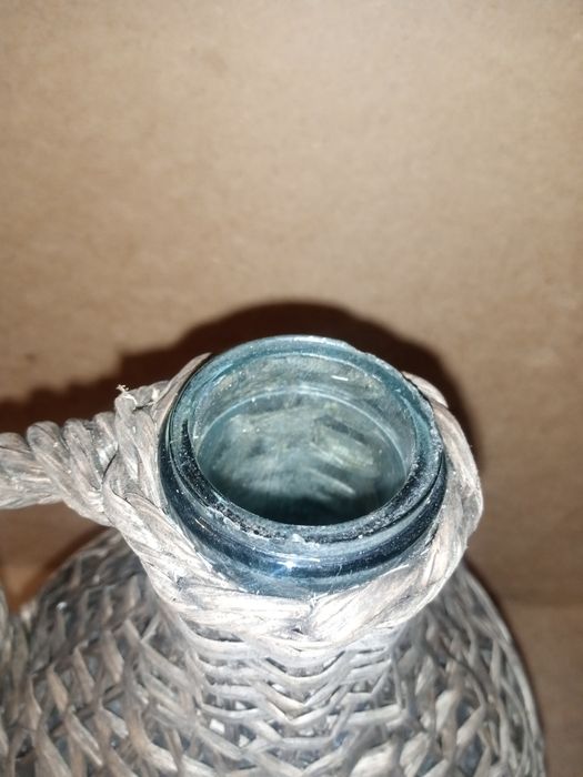 Бутиль обплетенний лозою з ручкою на 5 л.