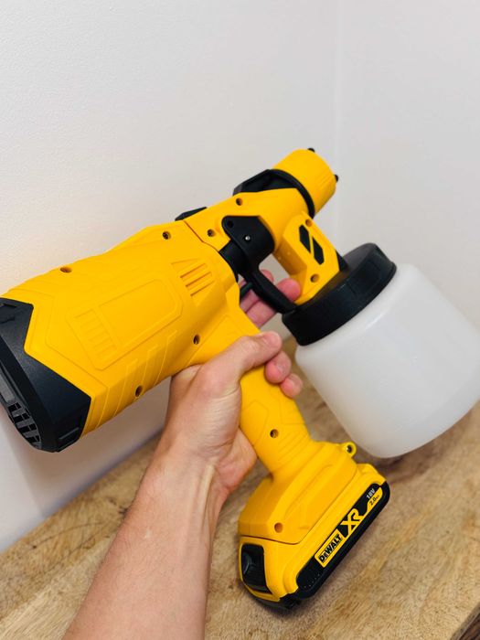 Pistolet akumulatorowy do zwilżania betonu i ścian pod aku dewalt