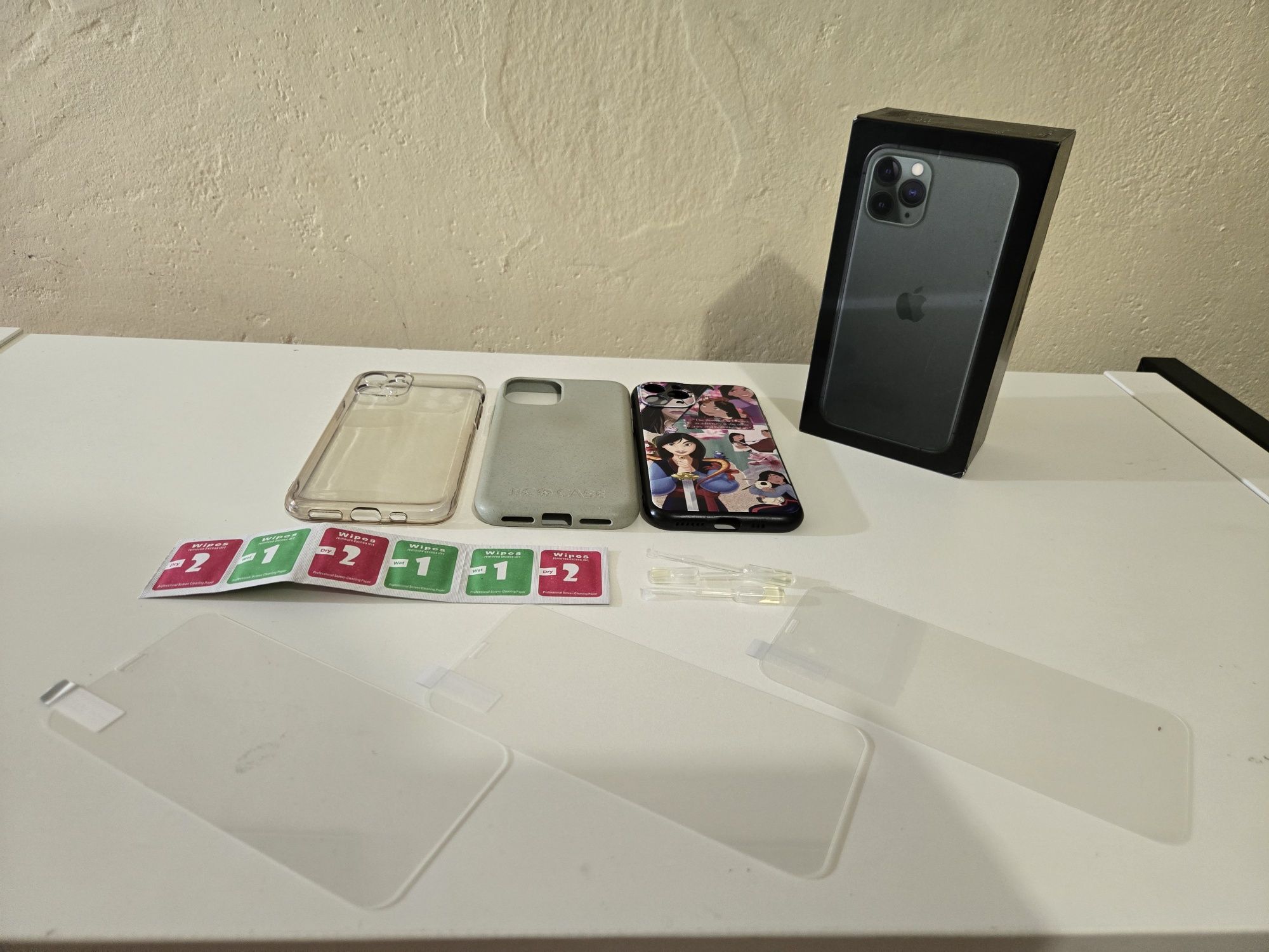 iPhone 11 Pro 64 GB Midnight Green + 3 Etui + 3 Szkła hartowane