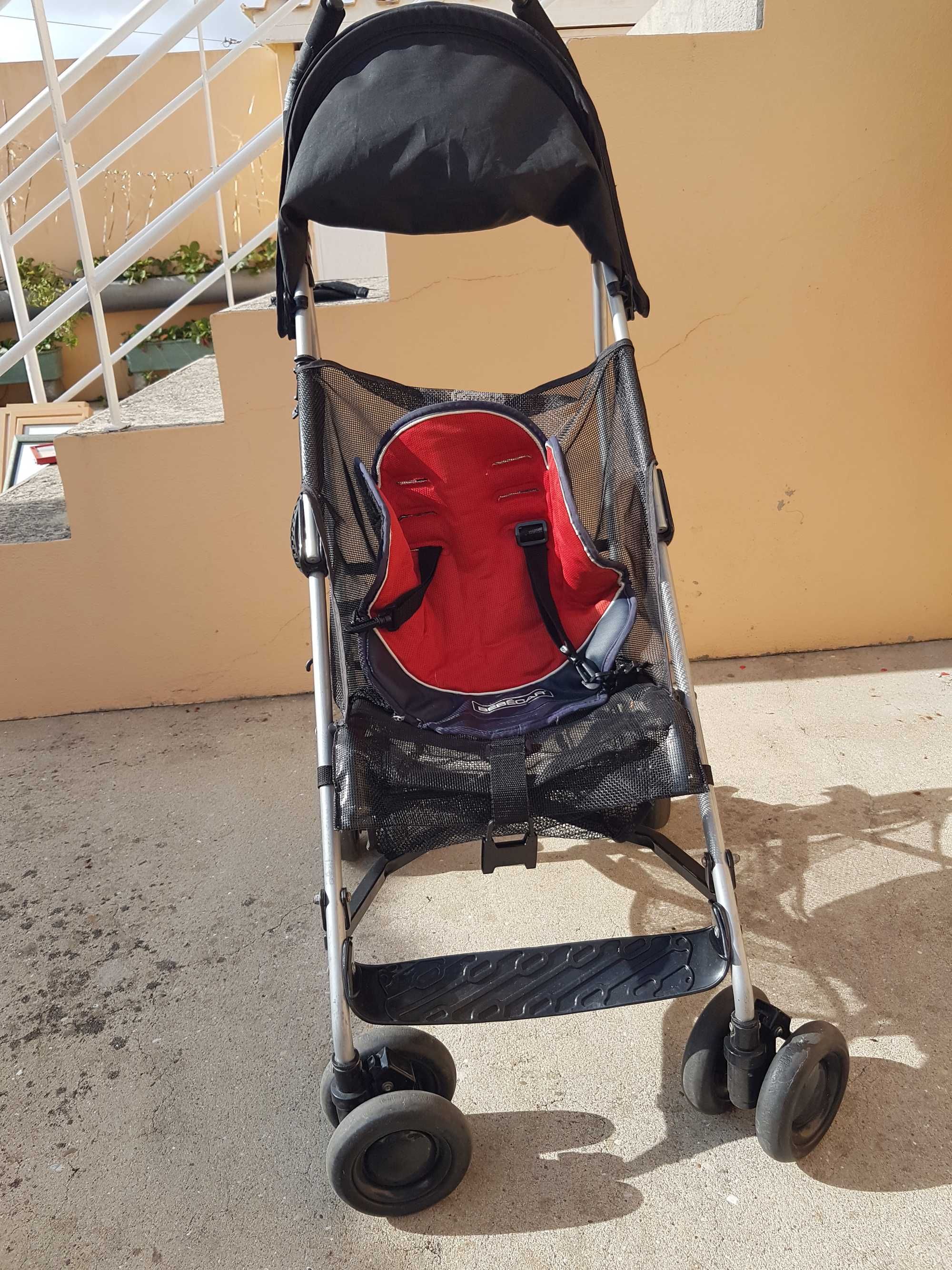 Carrinho de passeio preto e leve