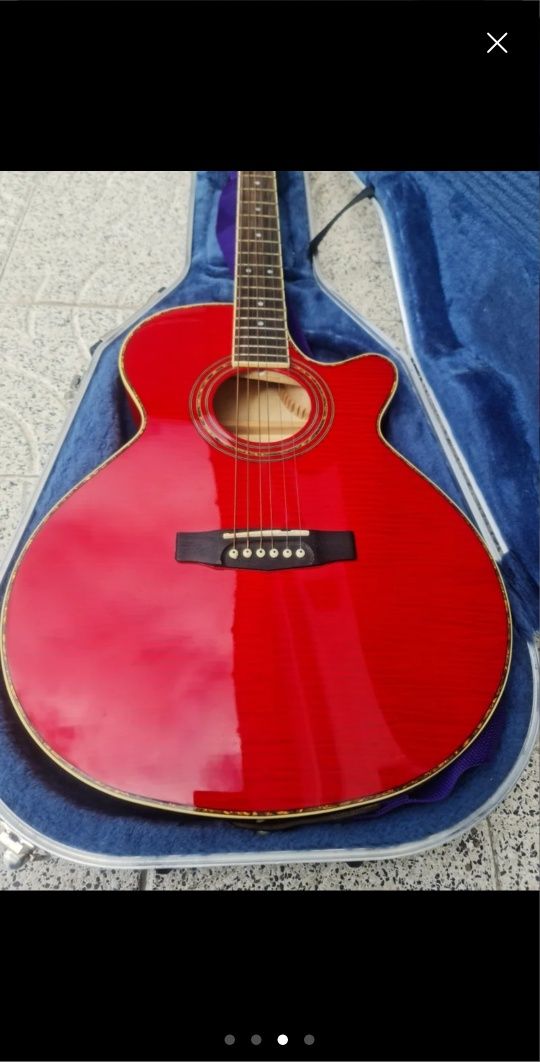 Guitarra Cort vermelha
