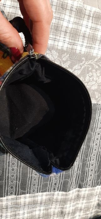 Mini kosmetyczka z zepsutym zamkiem