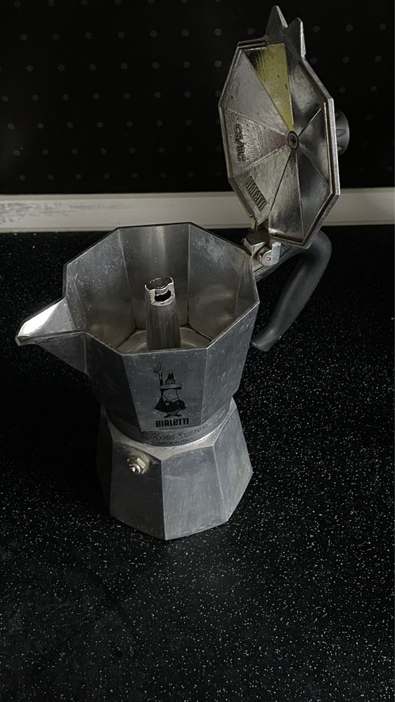 Італійська гейзерна кавоварка Bialetti Moka Express 270мл на 6 чашок