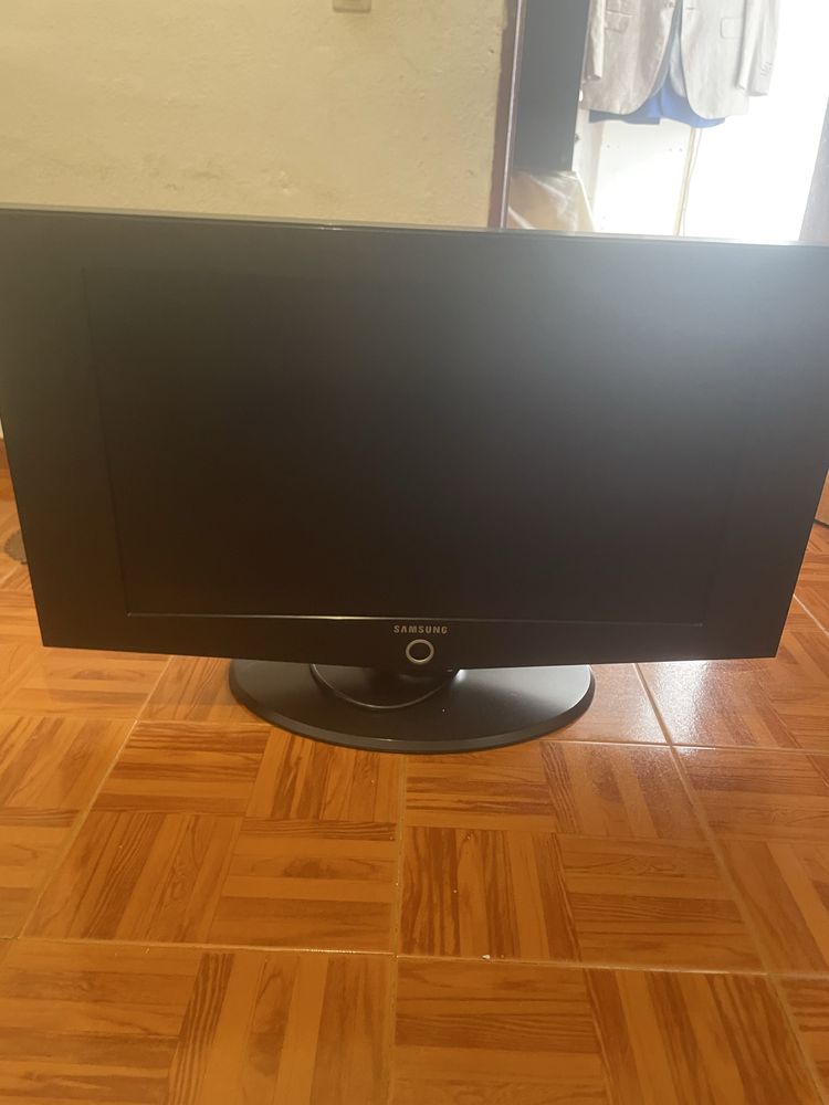 Tv samsung 32” antiga- só dá chuvisco- para peças ou arranjo
