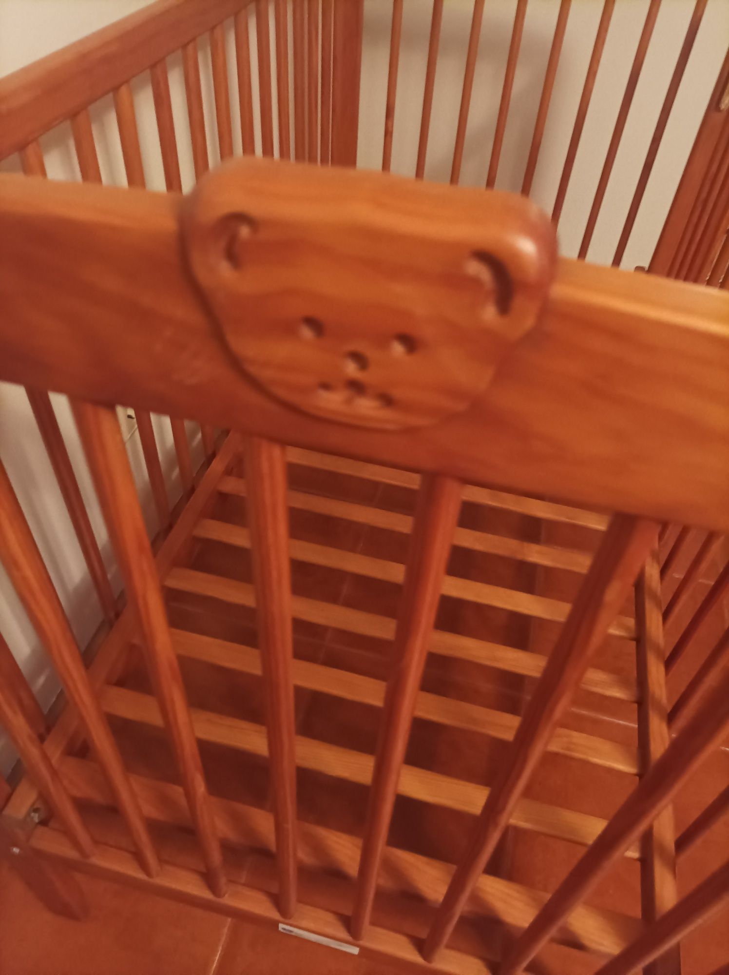 Cama de bebê em madeira maciça