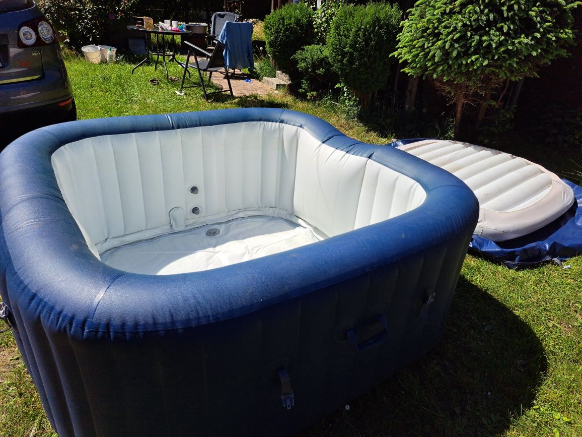 Jacuzzi 4-6 osób, bez pokrywy.