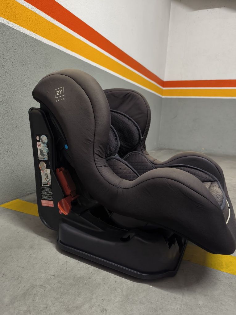 Cadeiras Auto (2) para bebé (1 com ISOFIX)