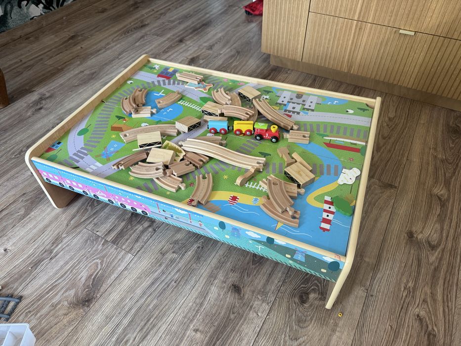 Drewniana ciuchcia z platforma i torami