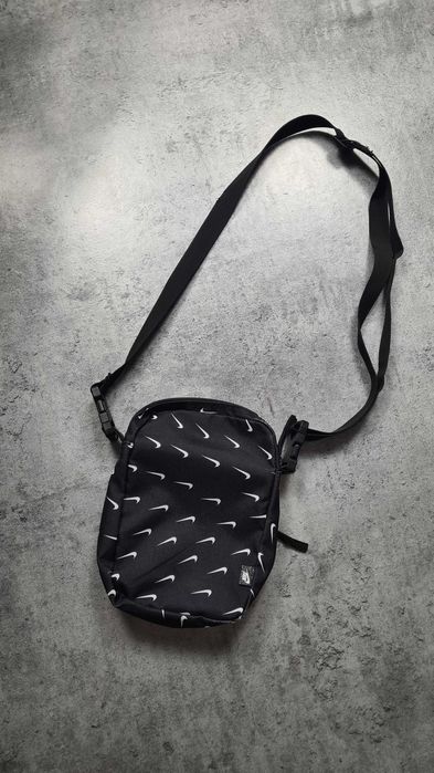 Saszetka torebka torba listonoszka Nike. Swosh. Czarna w logo swosh