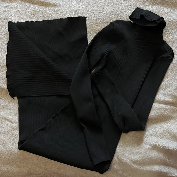 Чорна сукня з розрізом