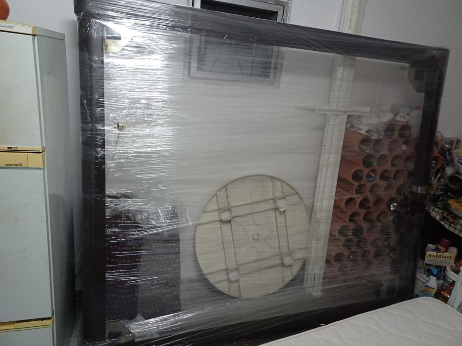 Cama em pele castanho escuro