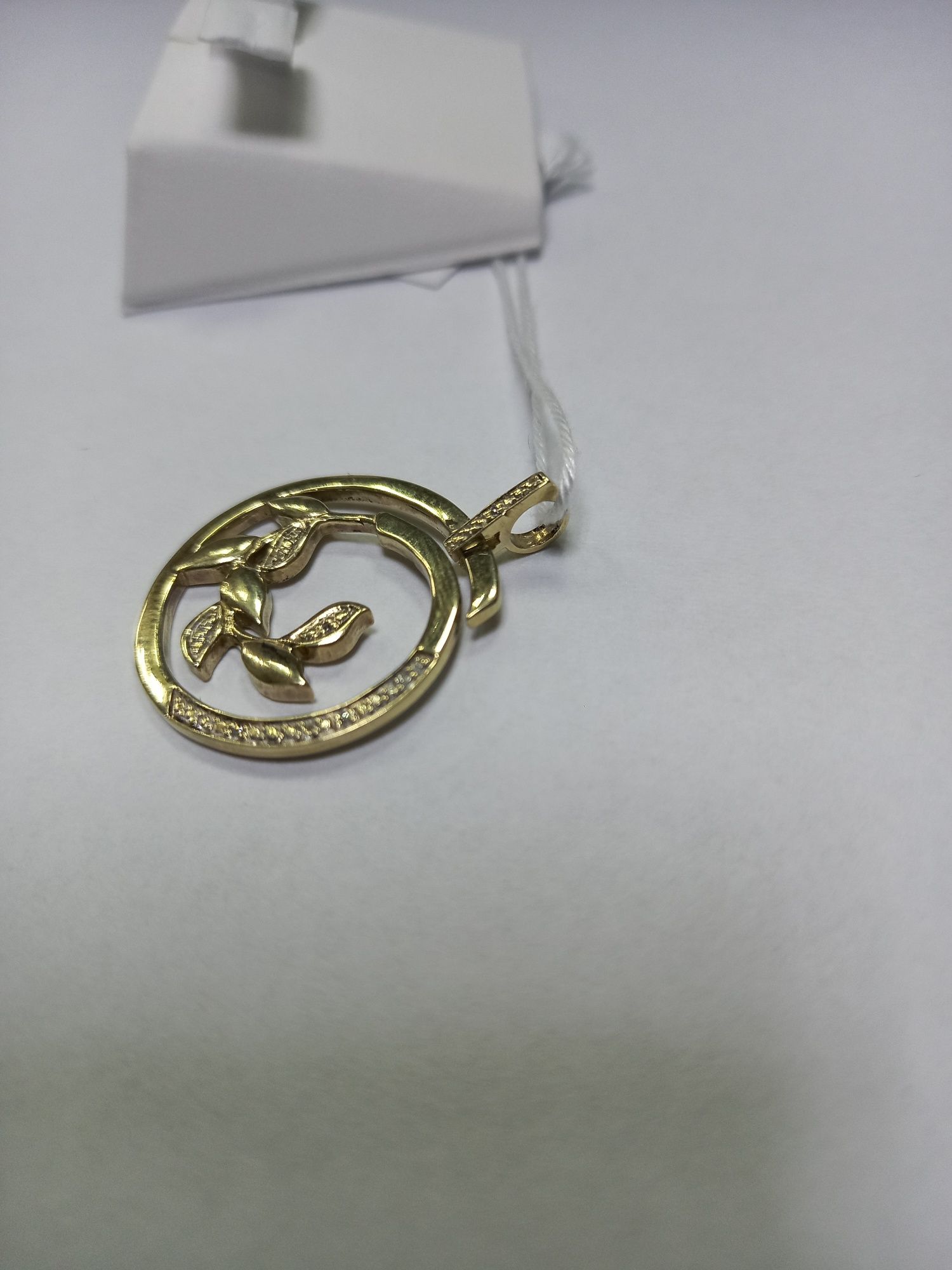 Продам золотий кулон вагою 3,45 грам.